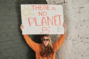 惑星Bは存在しないという看板を持つ女性