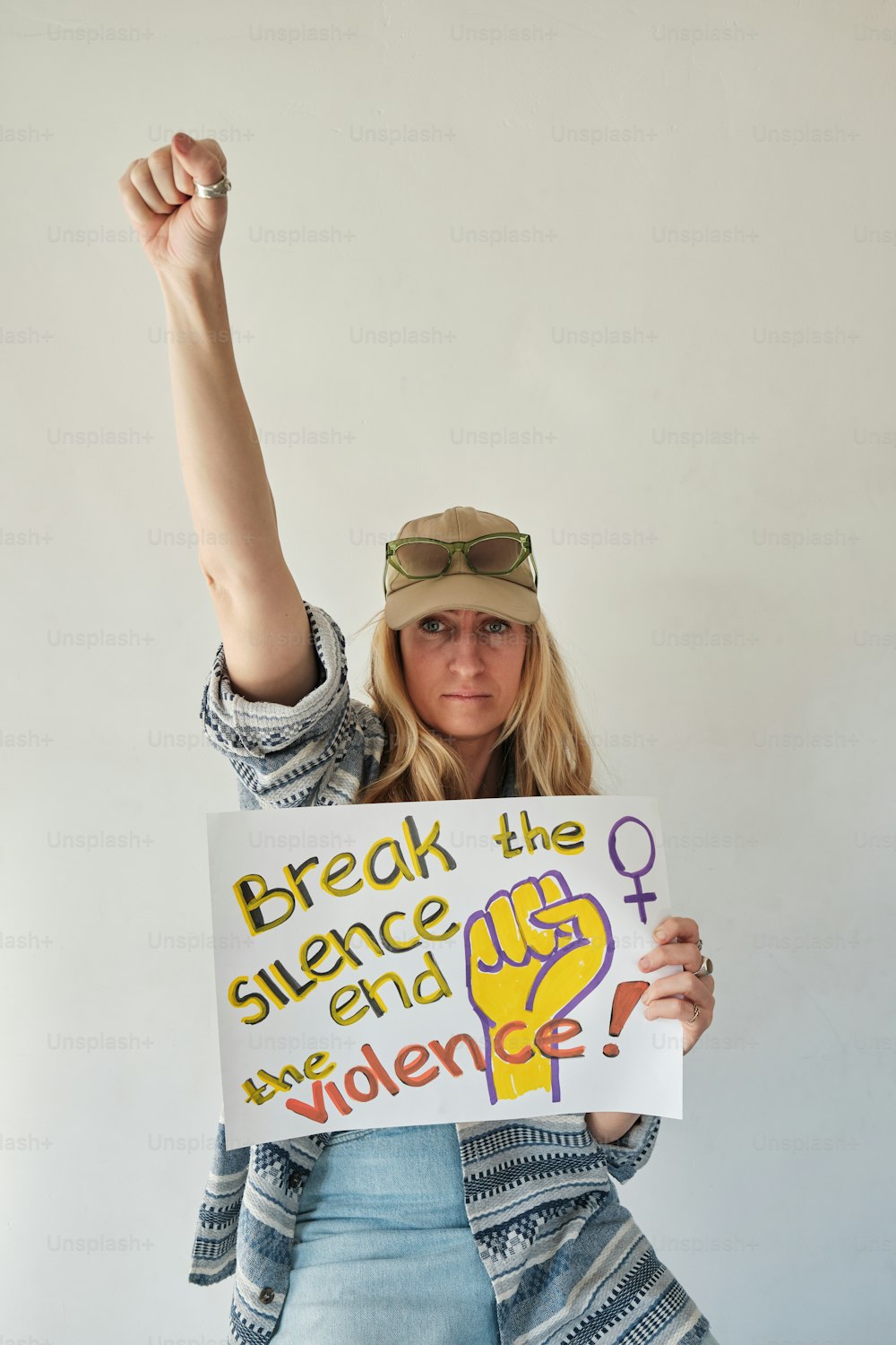 Eine Frau, die ein Schild mit der Aufschrift "Break the Science" und "Gewalt" hält