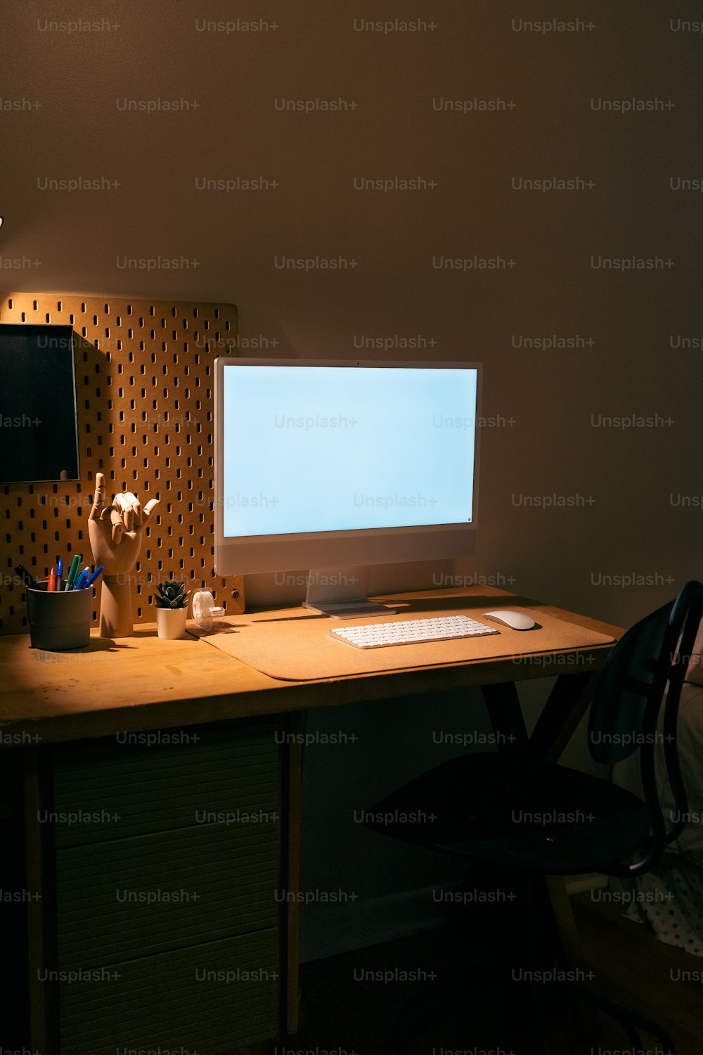 uma mesa com um monitor de computador e um teclado