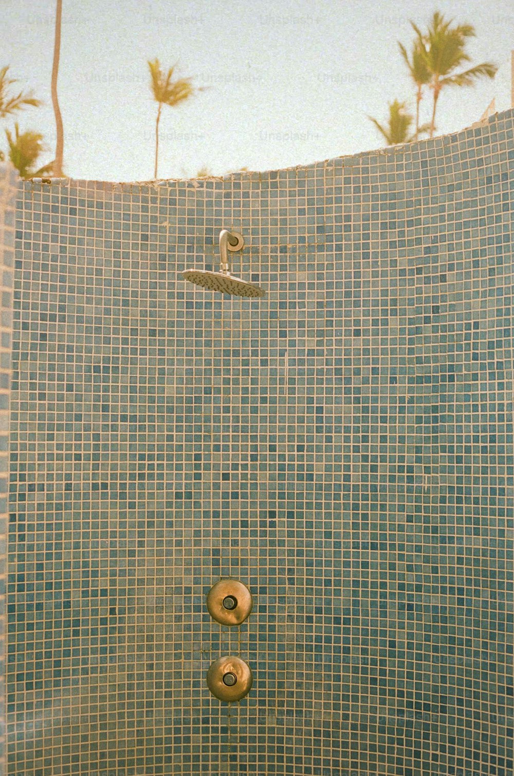 シャワーヘッドとハンドヘルドシャワー蛇口を備えたタイル張りのシャワー