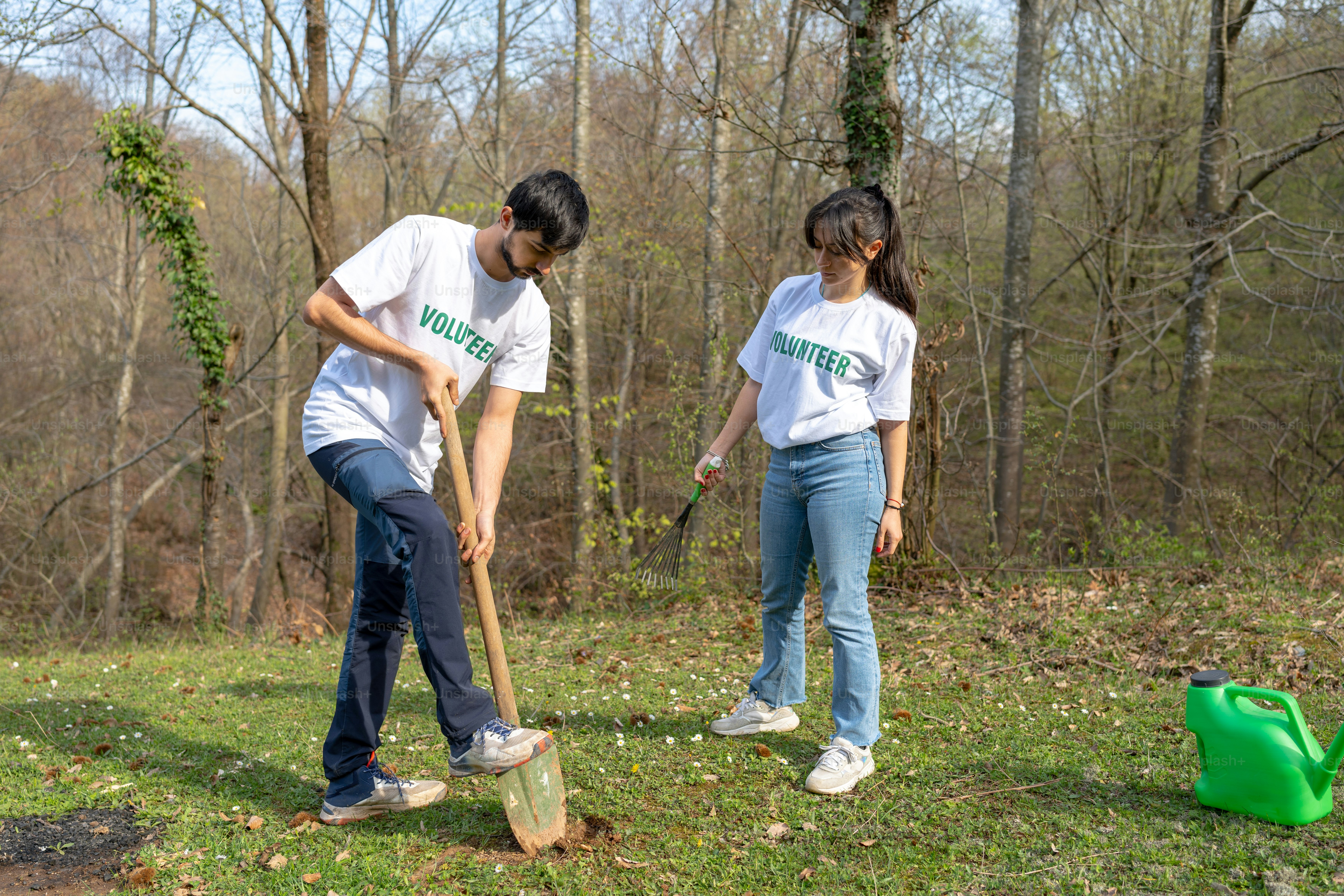 un couple de personnes debout dans l’herbe