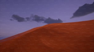 Ein Hügel aus Sand mit einem Himmel voller Sterne im Hintergrund
