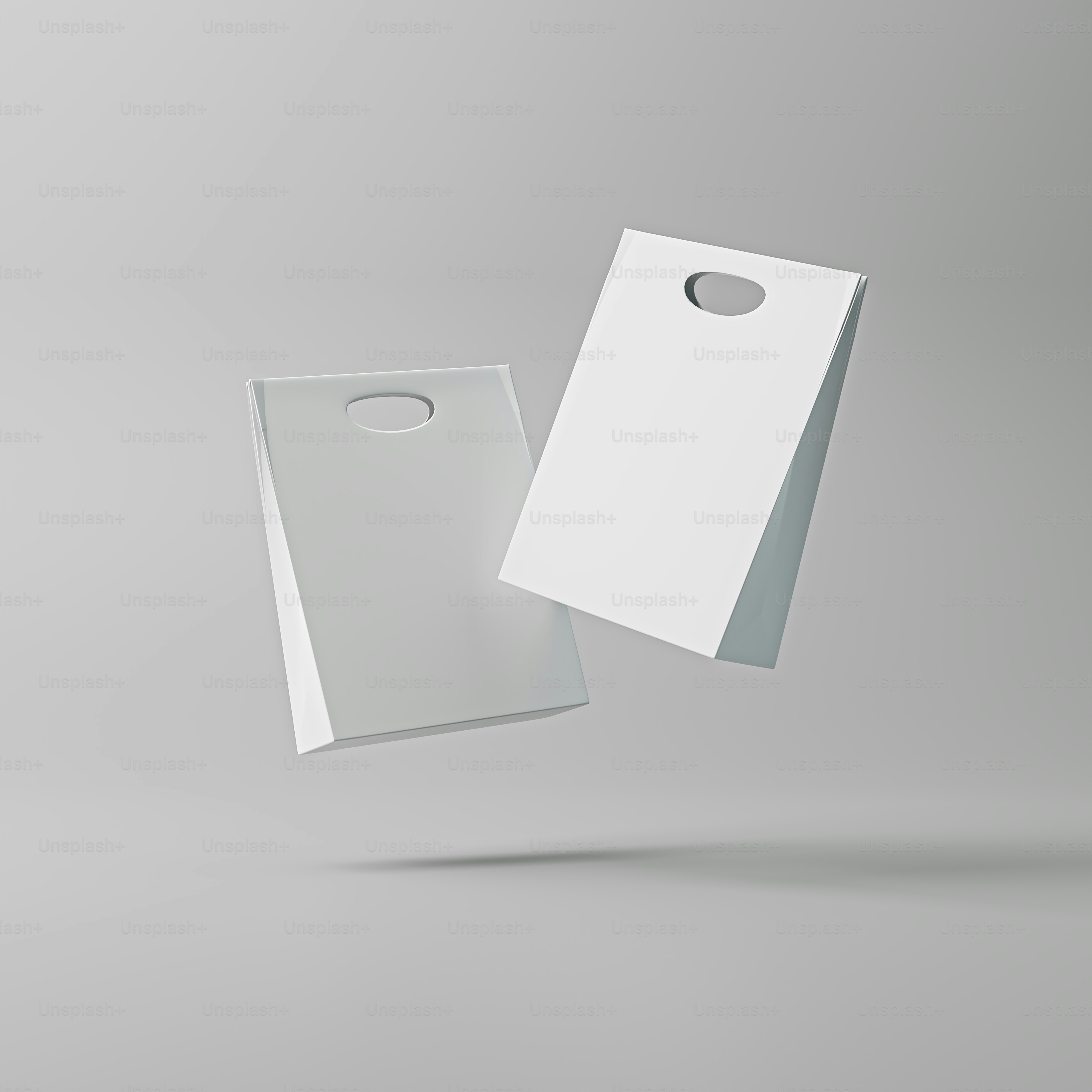 un sacchetto di carta bianca con un buco al suo interno