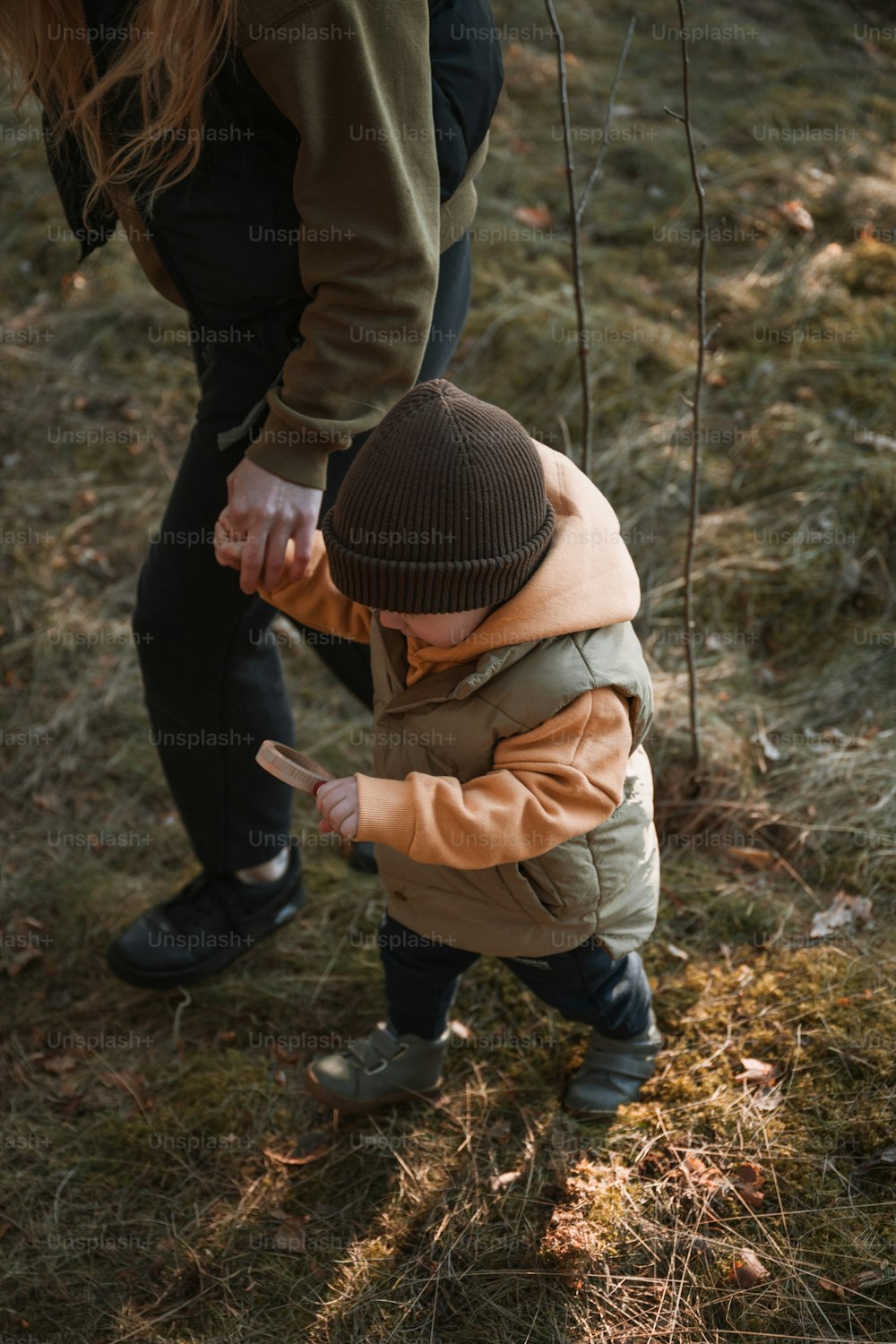 Un petit enfant attrapant quelque chose avec sa main