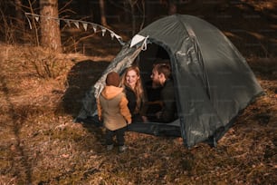 un paio di persone in piedi all'interno di una tenda