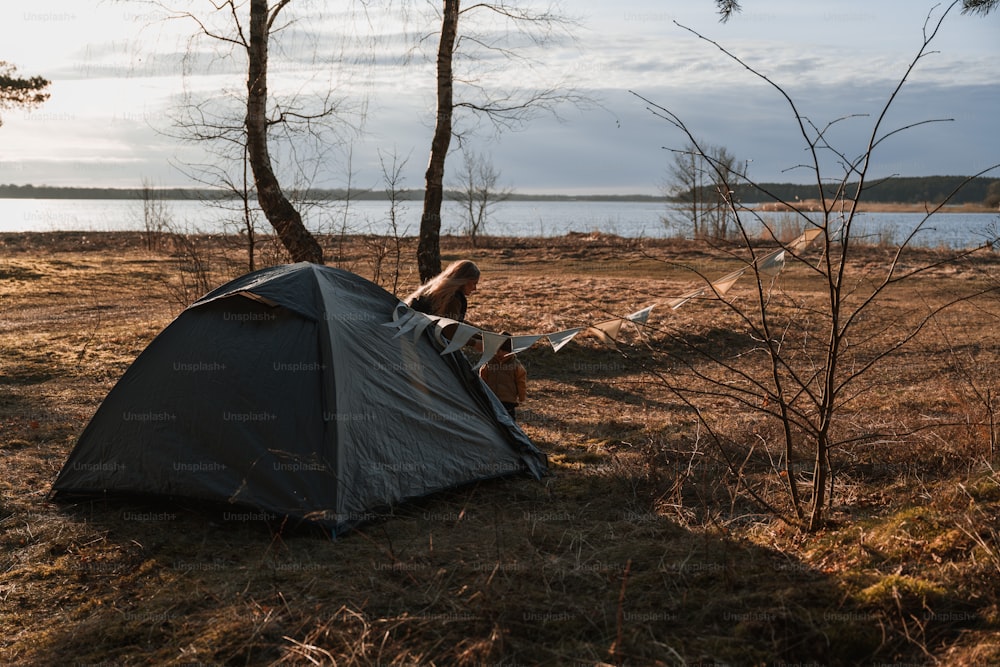 ein Zelt neben einem Gewässer