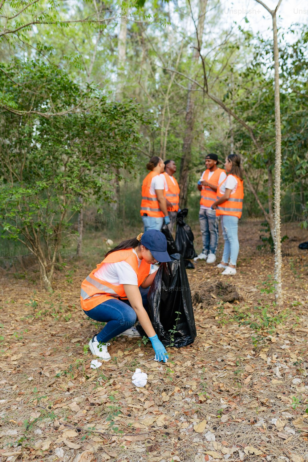 um grupo de pessoas catando lixo na floresta