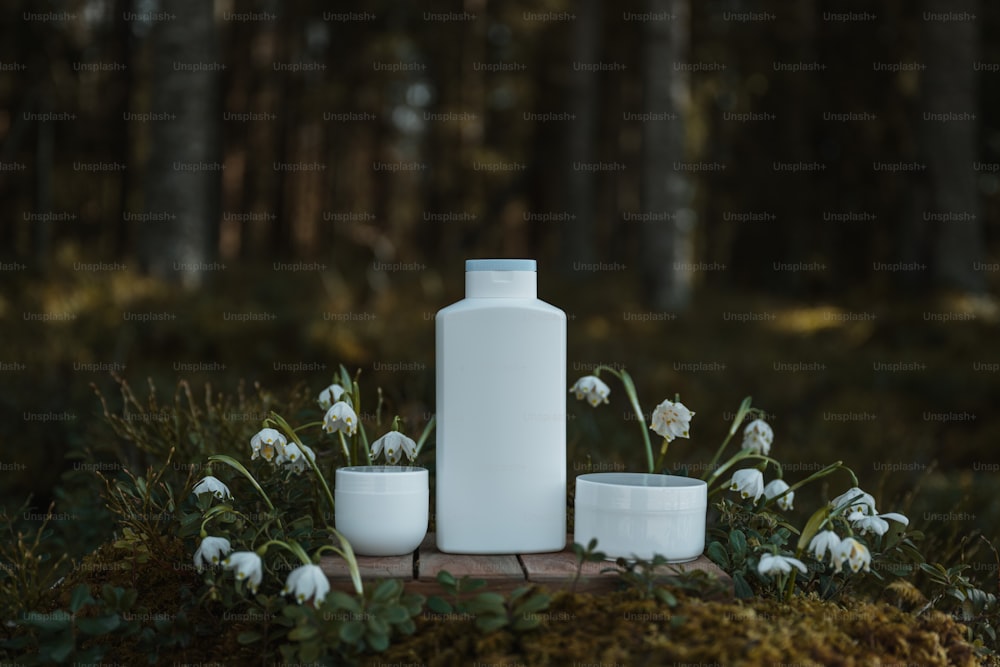 Una botella blanca encima de una mesa de madera