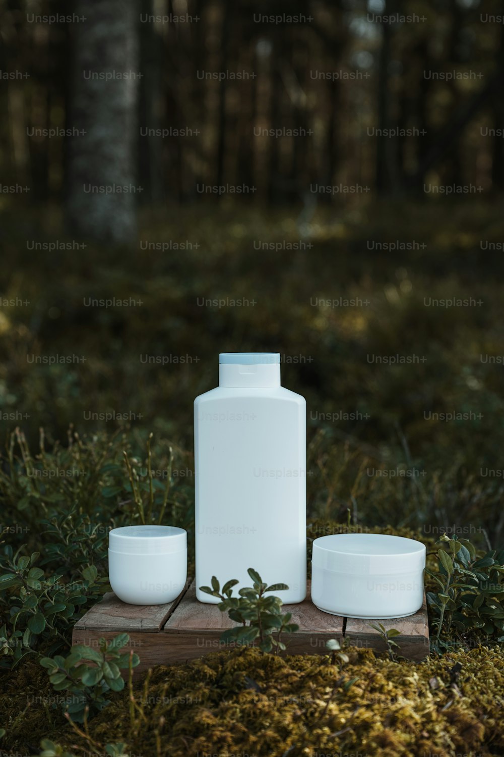 eine weiße Vase, die auf einem Holztisch sitzt