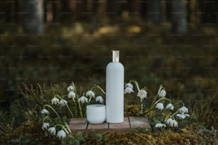 eine weiße Flasche, die auf einem Holztisch sitzt