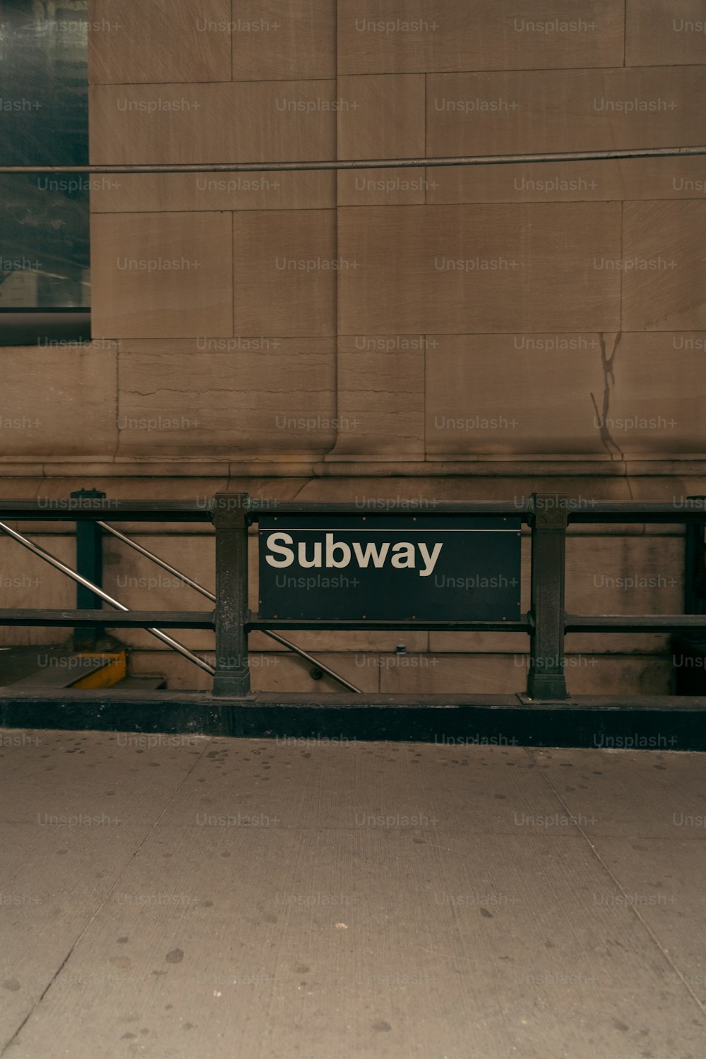 건물 옆에 있는 지하철 표지판