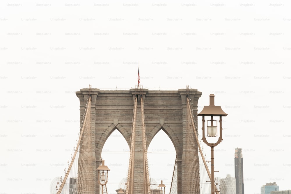 Un puente alto con una torre del reloj al fondo