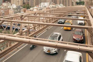 Eine Gruppe von Autos, die über eine Brücke fahren