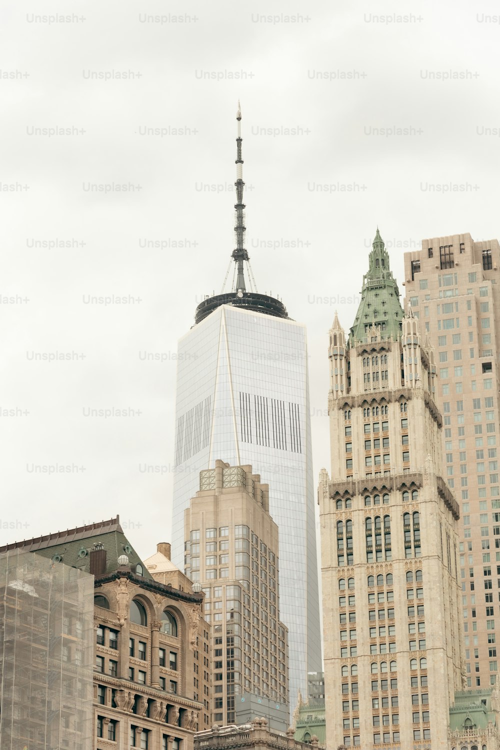uma vista de um edifício muito alto na cidade
