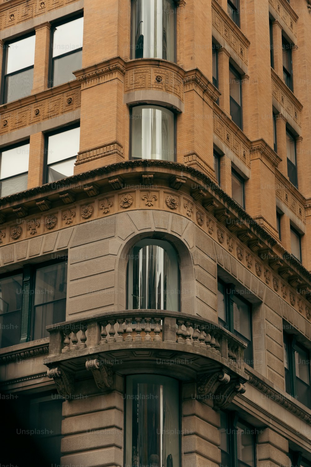 un grand bâtiment avec une horloge à l’avant