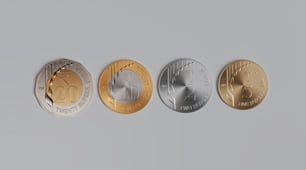 세 가지 다른 색깔의 동전 그룹