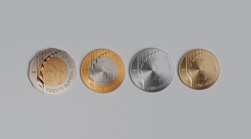 Un grupo de tres monedas de diferentes colores