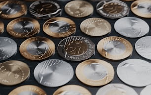 Un primer plano de un montón de monedas