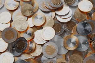 Una pila de diferentes tipos de monedas