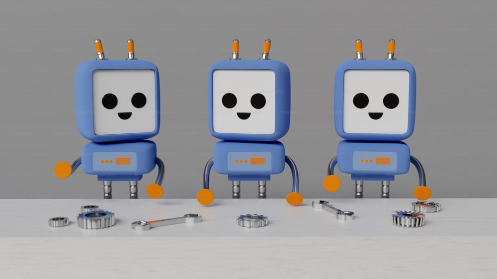 um grupo de três pequenos robôs sentados um ao lado do outro