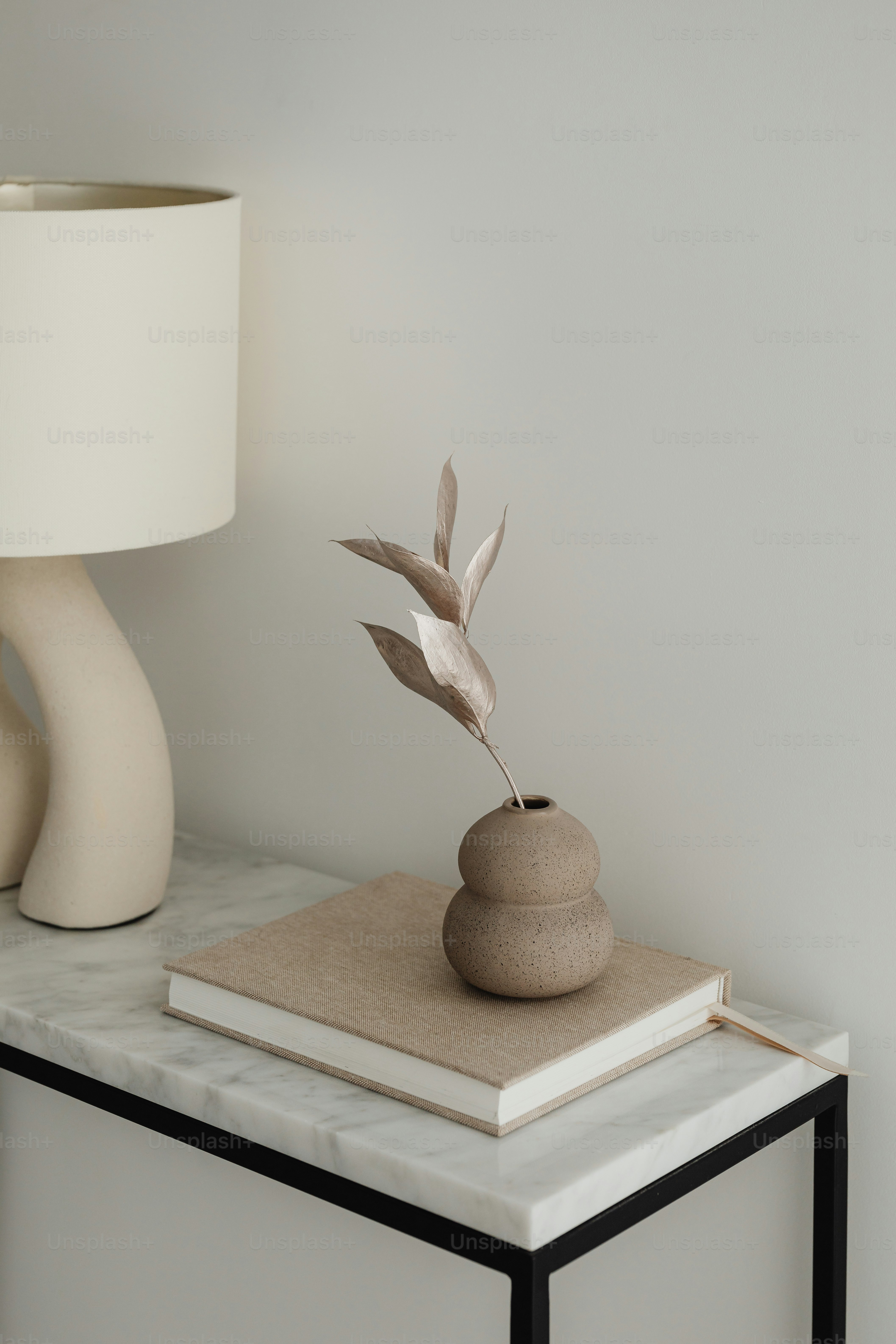 ein Tisch mit einer Lampe und einem Buch darauf