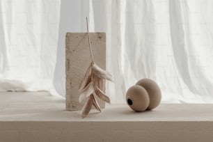 une sculpture d’une feuille et deux œufs sur une table