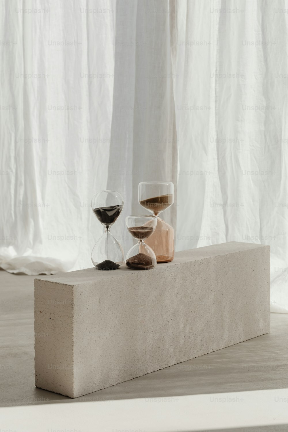 Quelques verres à vin assis sur un bloc de béton