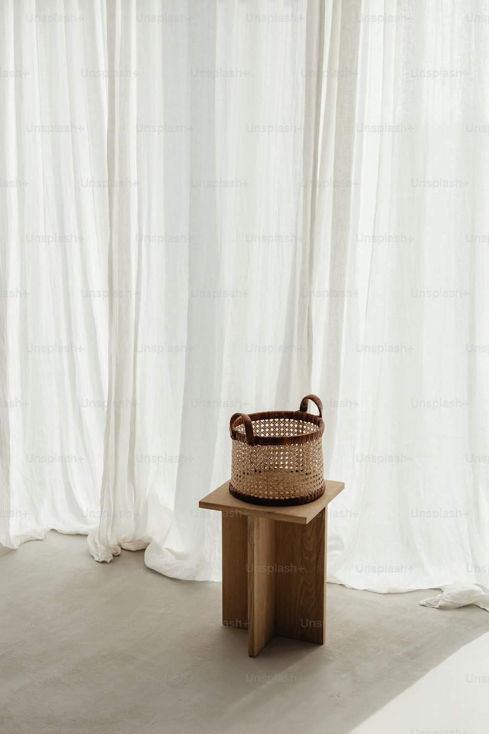 uma cesta sentada em cima de um banco de madeira