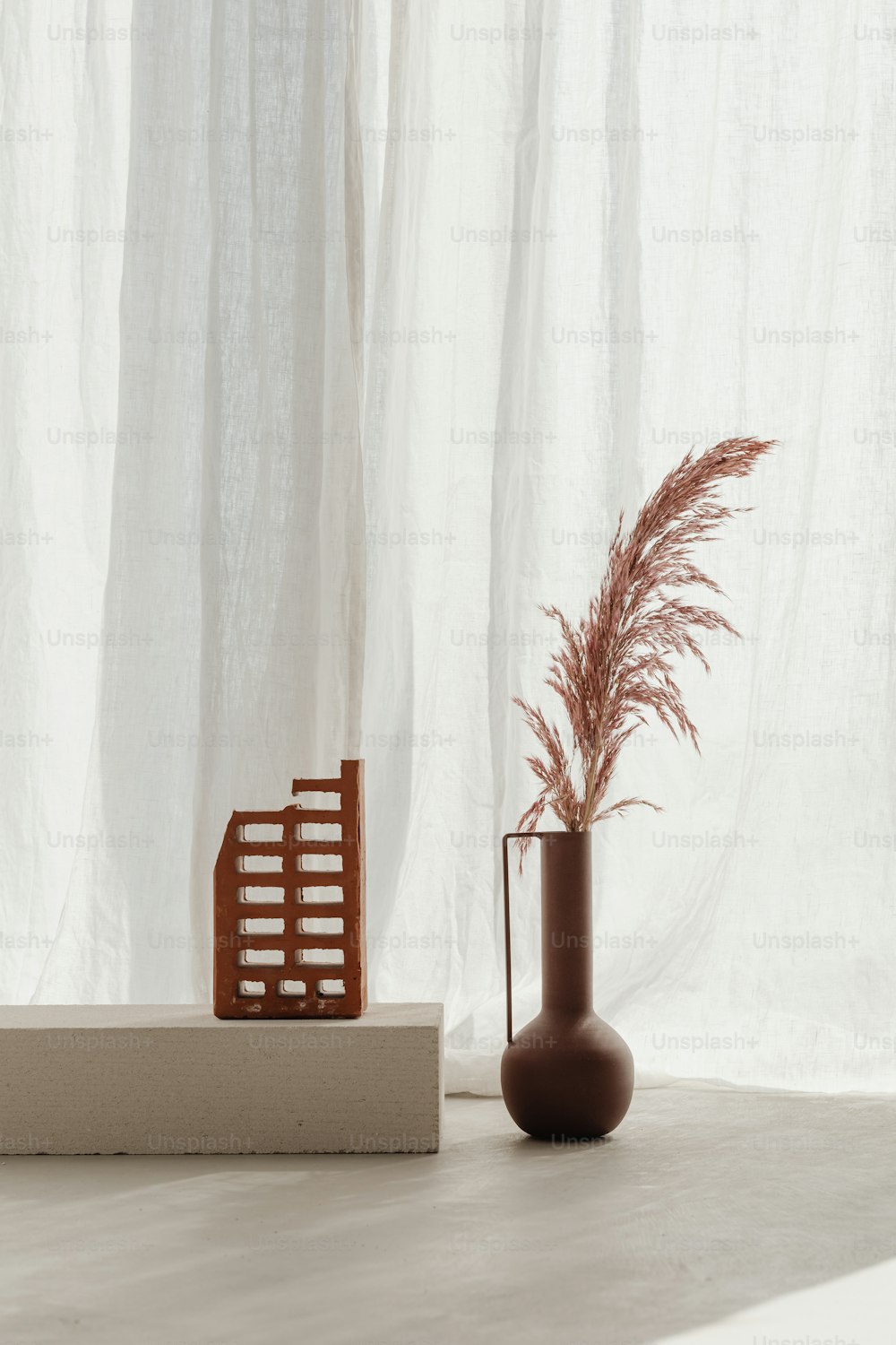 eine Vase mit einer Pflanze darin neben einem Stuhl