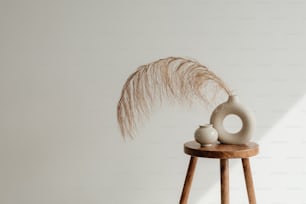 Un jarrón blanco sentado encima de una mesa de madera