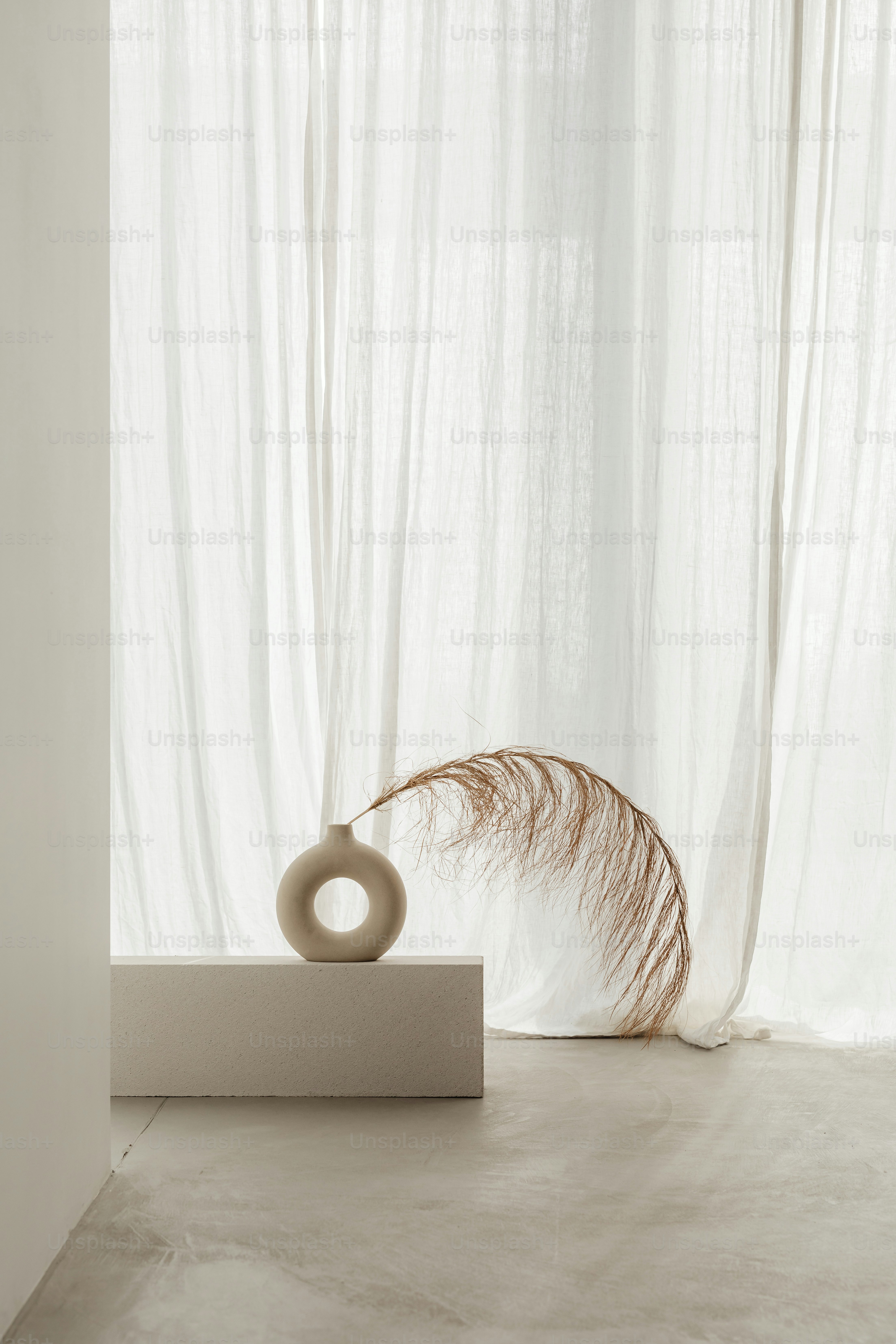 흰색 블록 위에 앉아 있는 조각품