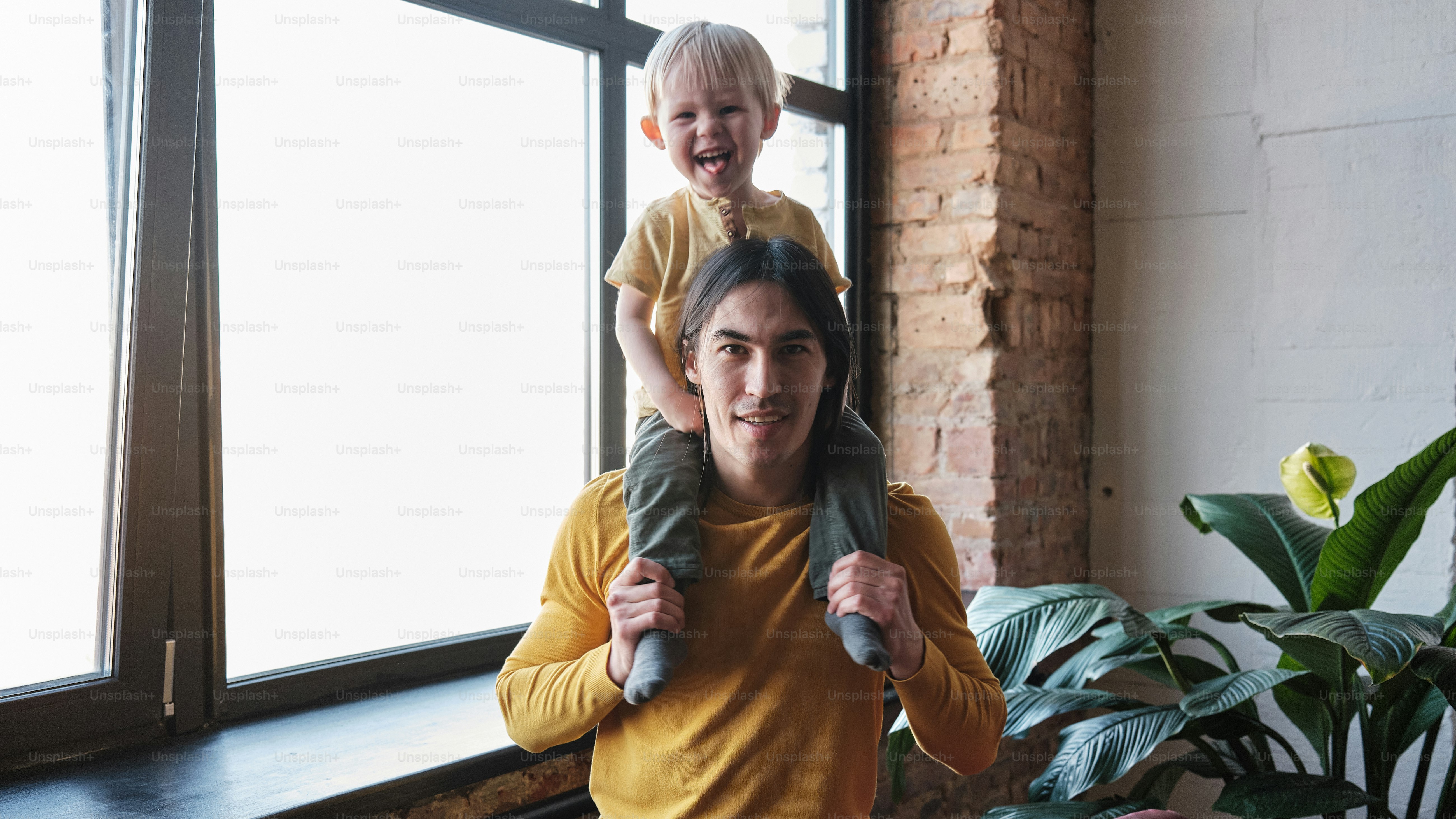 Un hombre sosteniendo a un niño sobre sus hombros