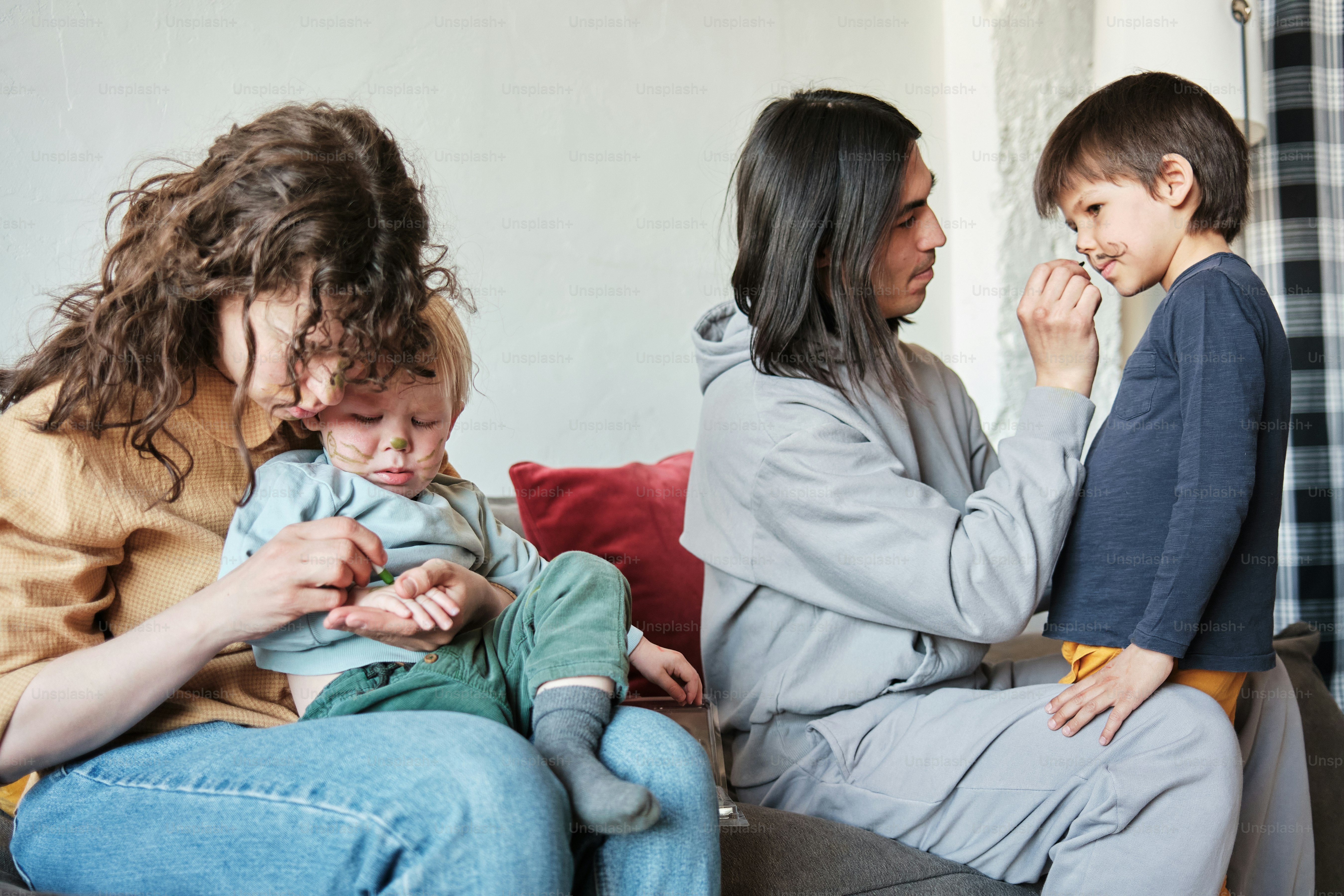 Un grupo de personas sentadas encima de un sofá