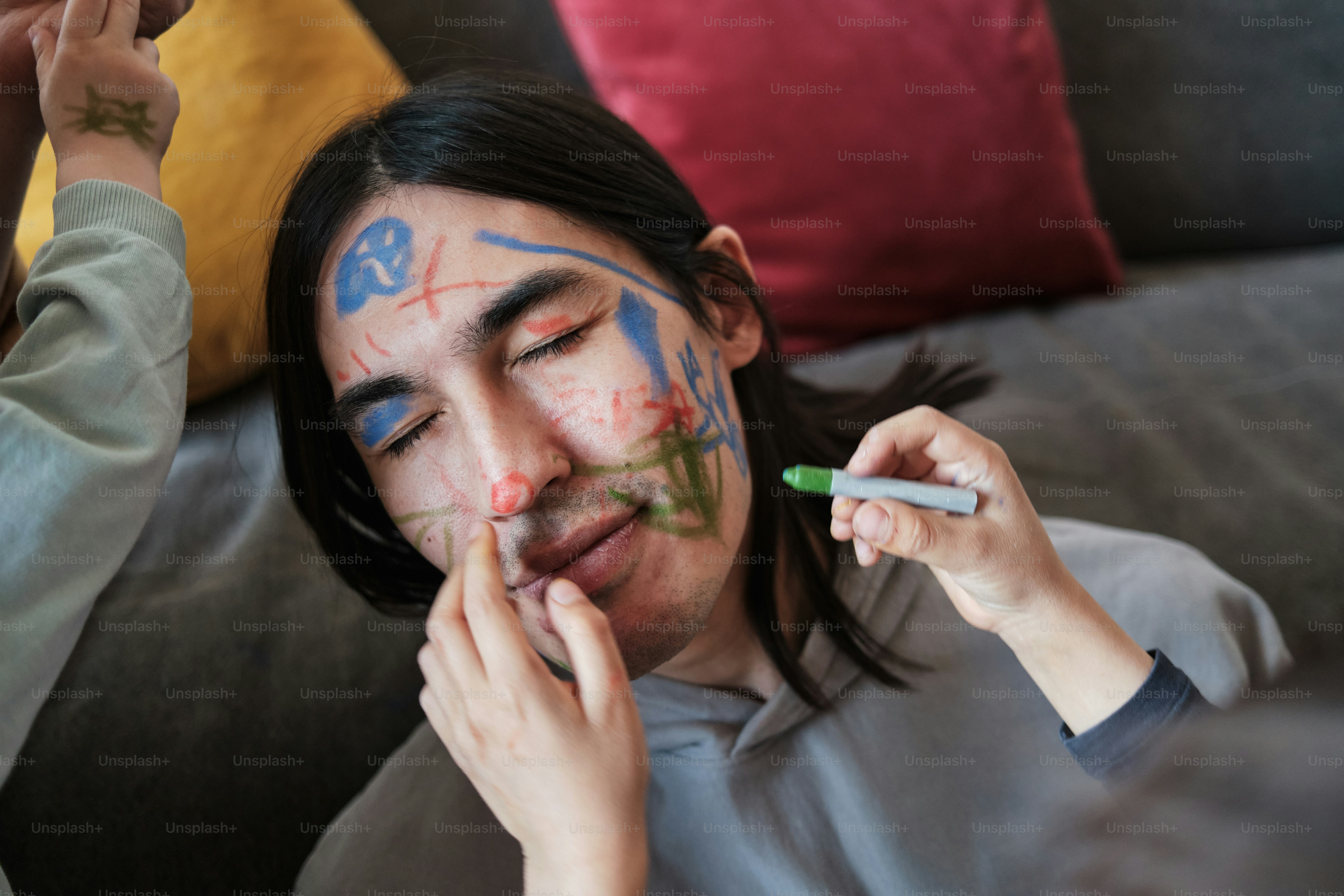 Una mujer con la cara pintada en la cara