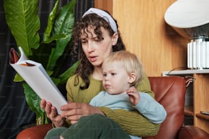 uma mulher lendo um livro para uma criança