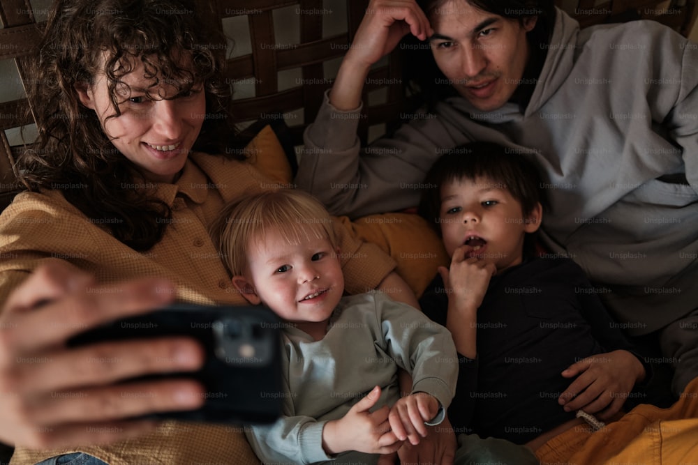 携帯電話で家族の写真を撮る女性