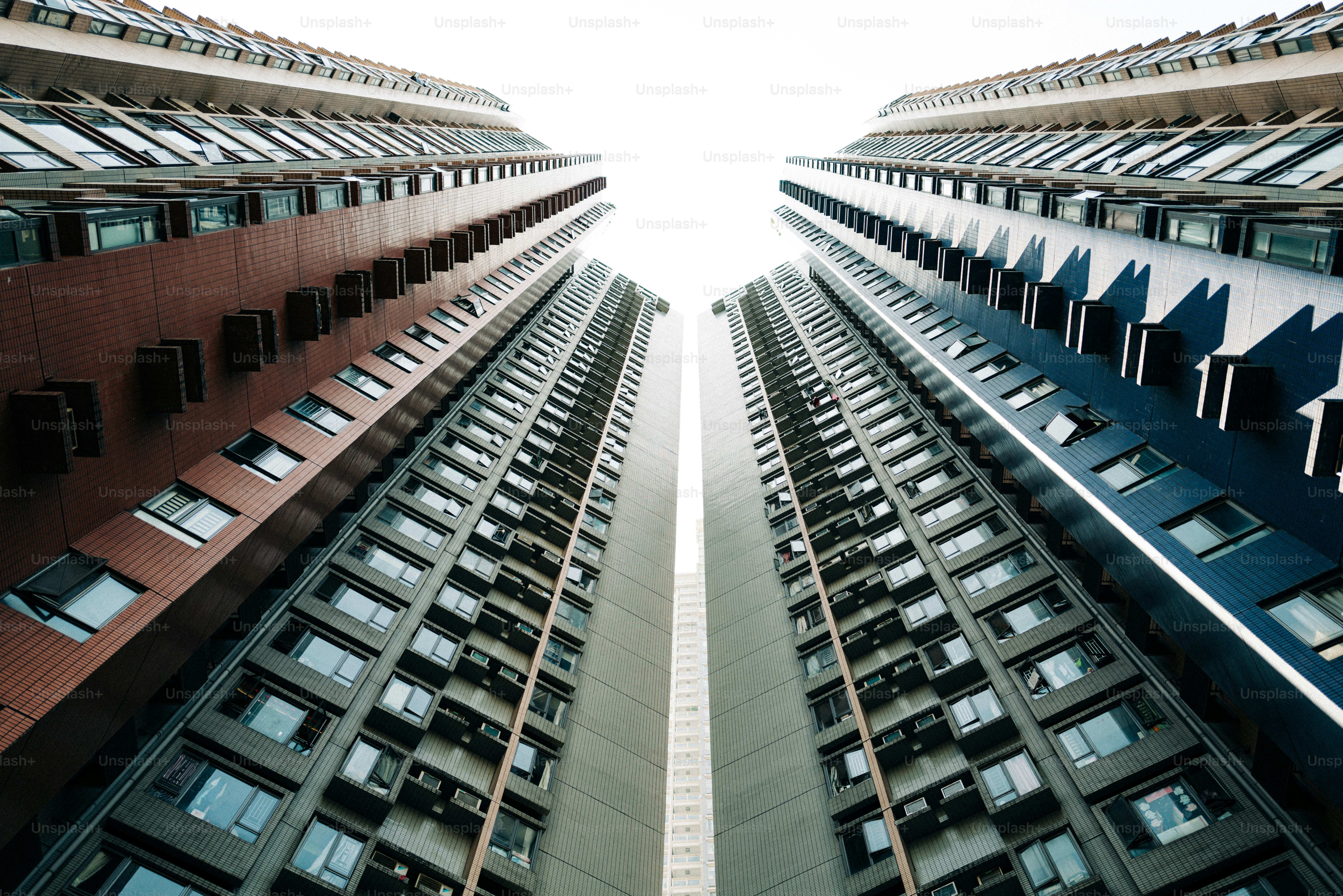 un par de edificios altos uno al lado del otro