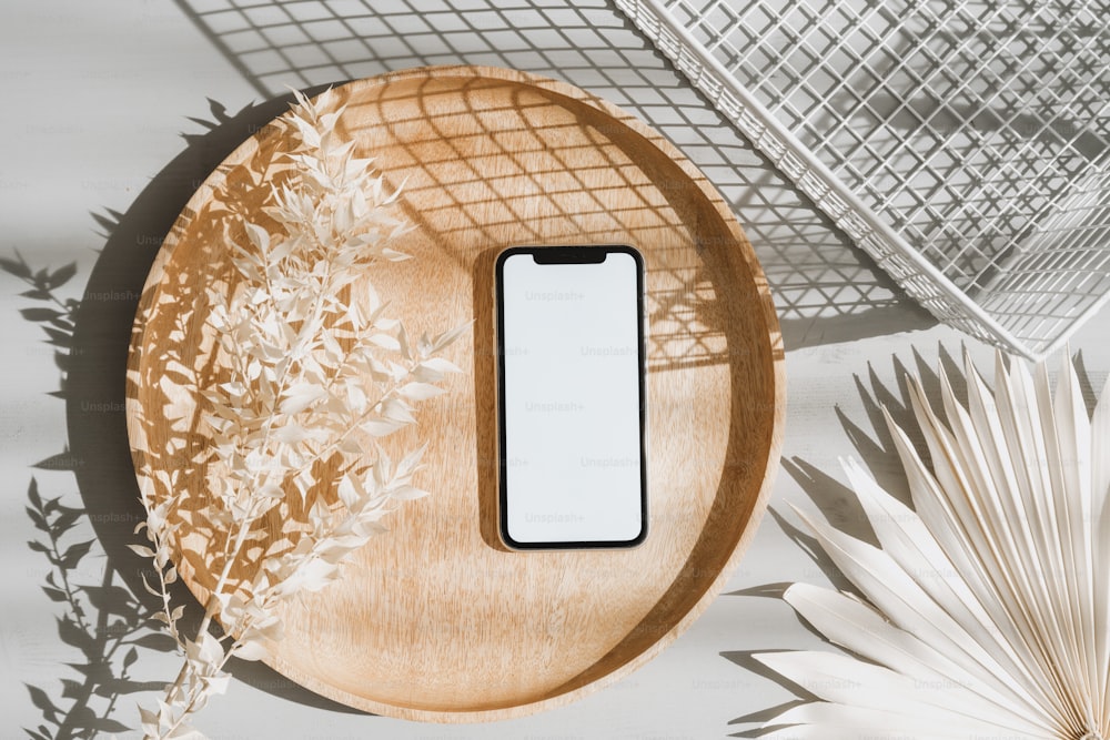 um telefone celular sentado em cima de uma placa de madeira