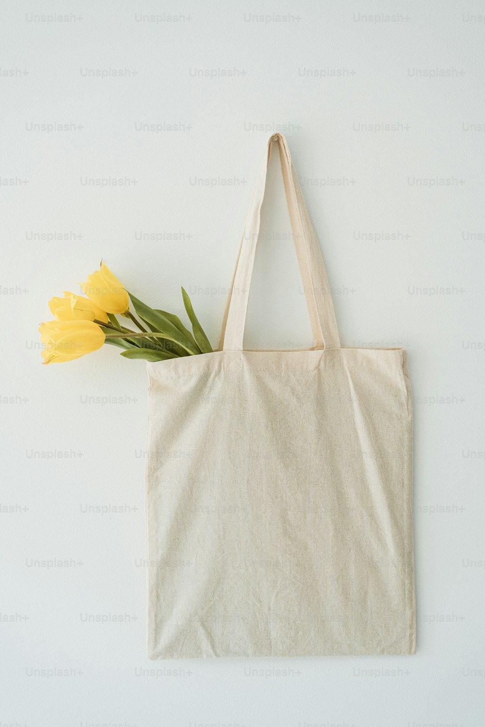 una borsa tote con un fiore giallo su di esso