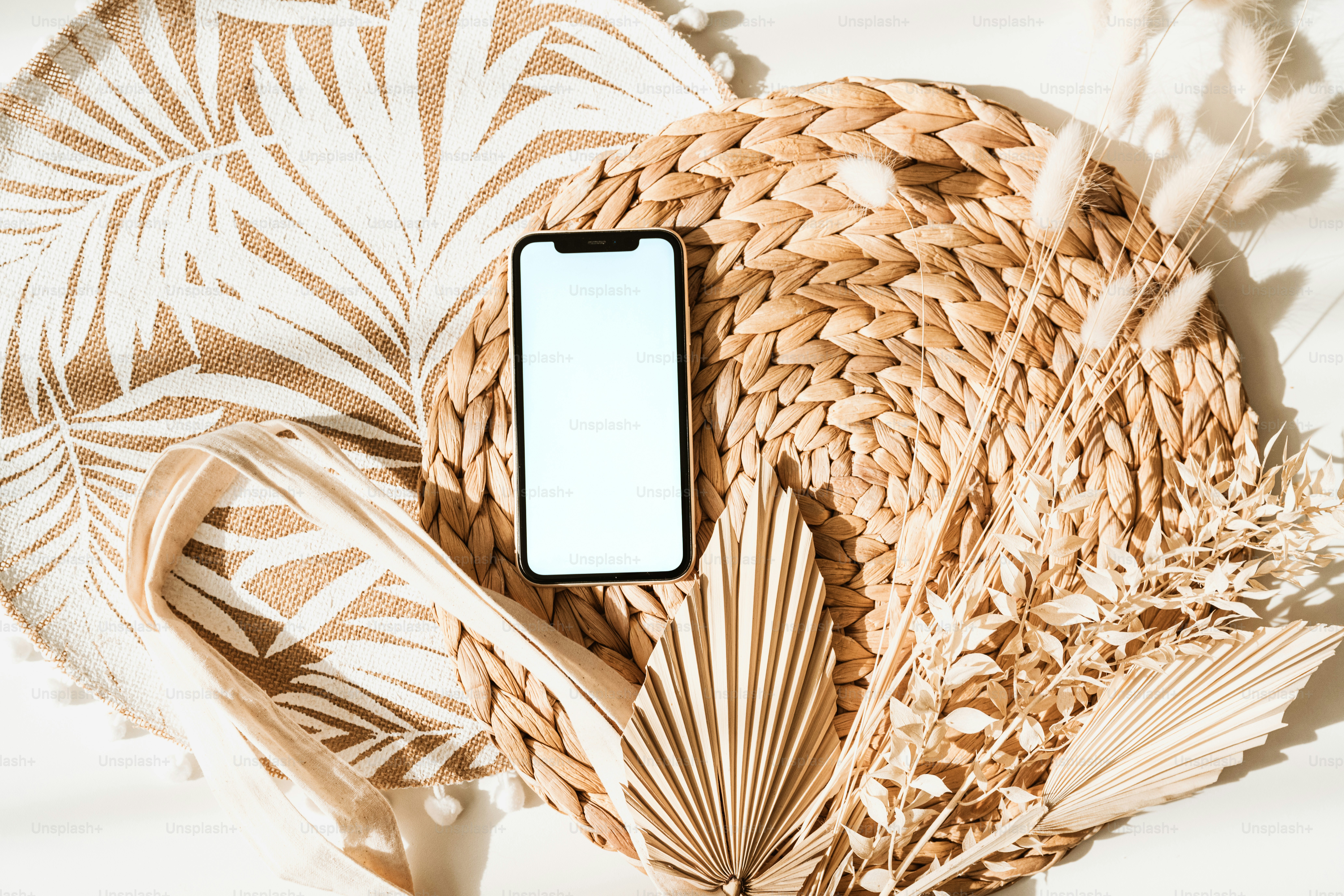um telefone celular sentado em cima de uma cesta de vime