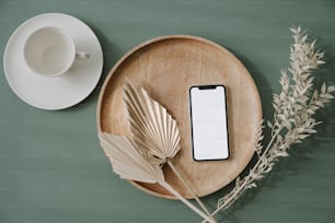 un telefono cellulare seduto sopra un piatto di legno