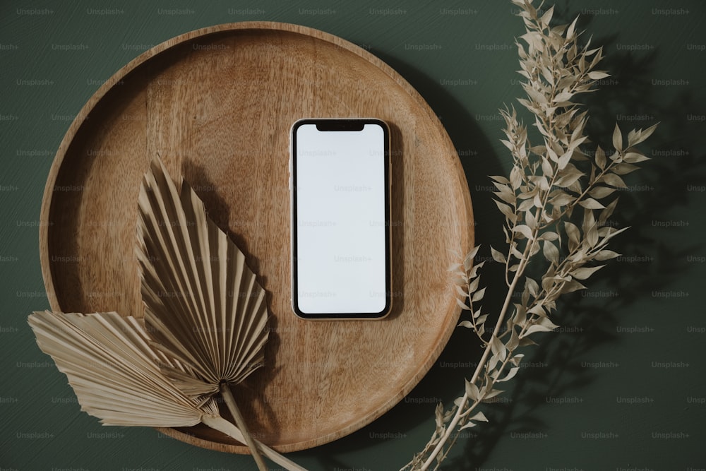 um telefone celular sentado em cima de uma placa de madeira