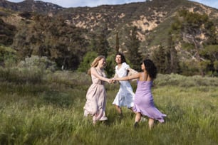 Un grupo de mujeres en un campo jugando con un frisbee