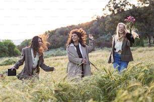 um grupo de mulheres caminhando por um campo verde exuberante