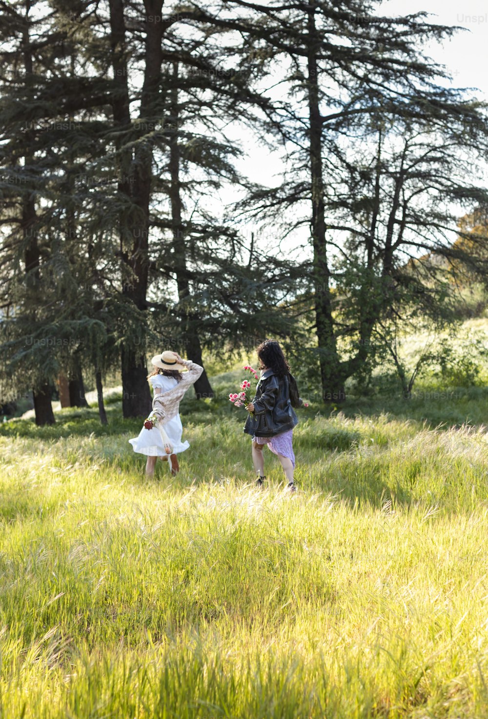 Deux petites filles jouant dans un champ d’herbe