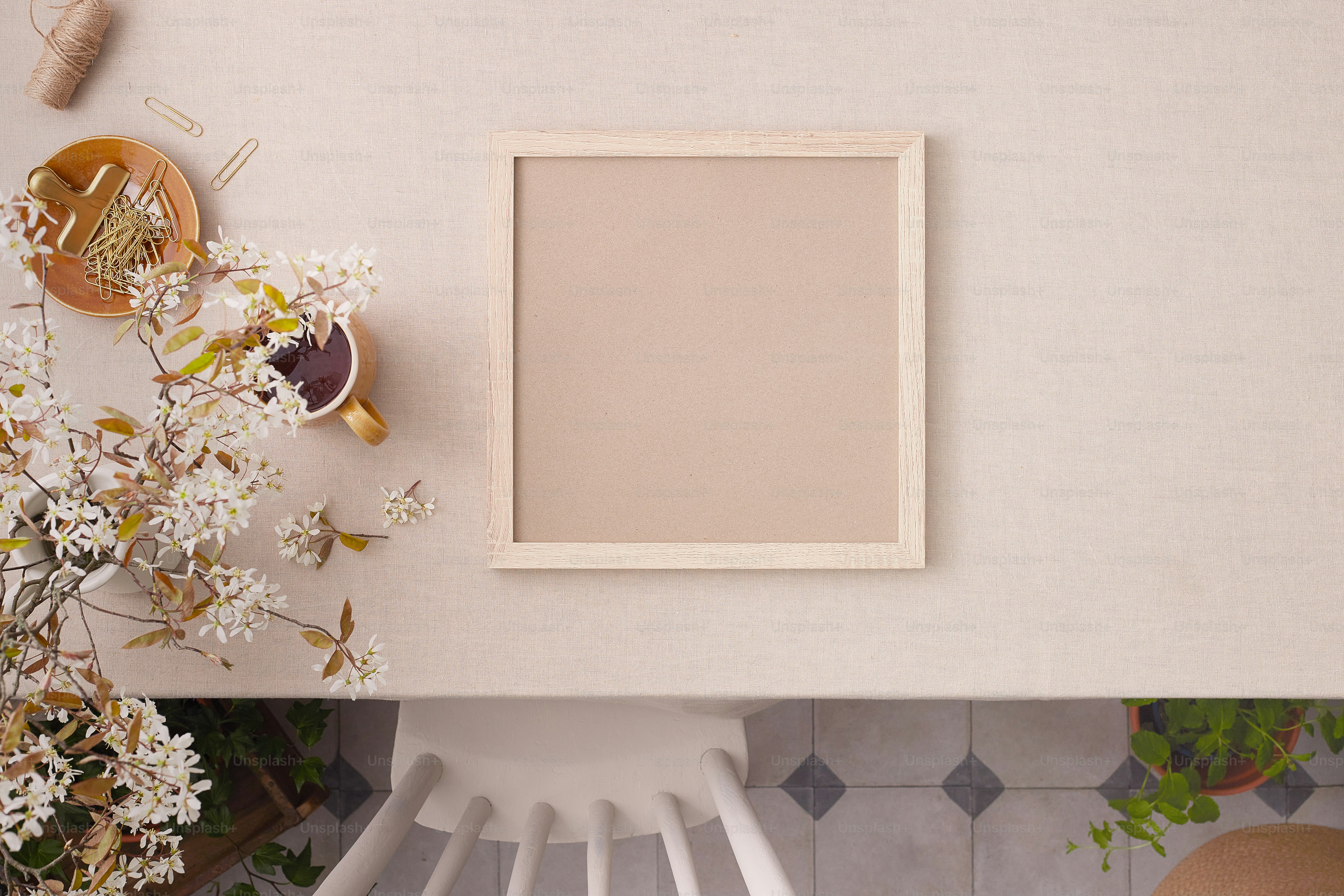 Un marco de fotos sentado encima de una mesa junto a un jarrón de flores