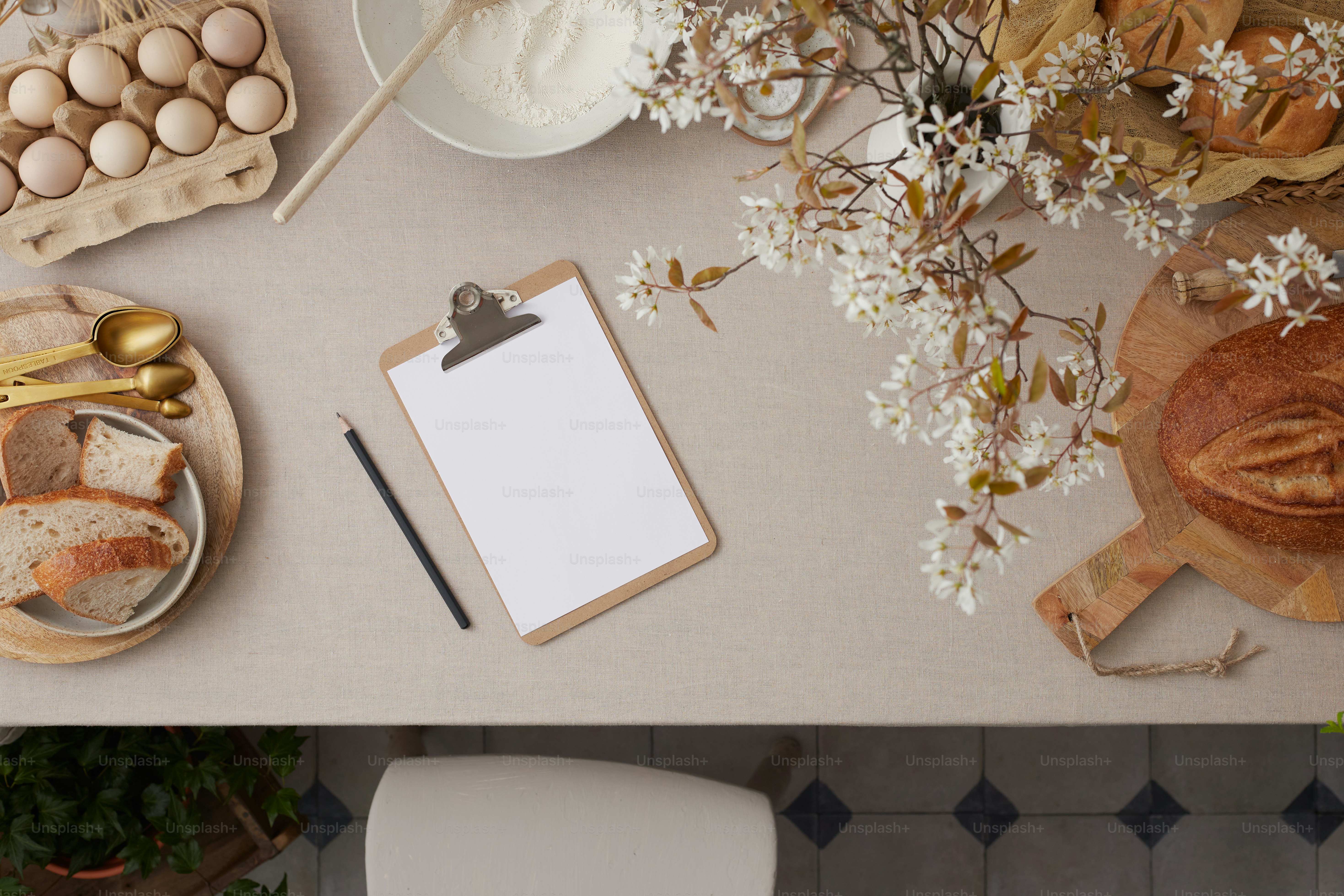 una mesa cubierta con un portapapeles junto a un plato de pan