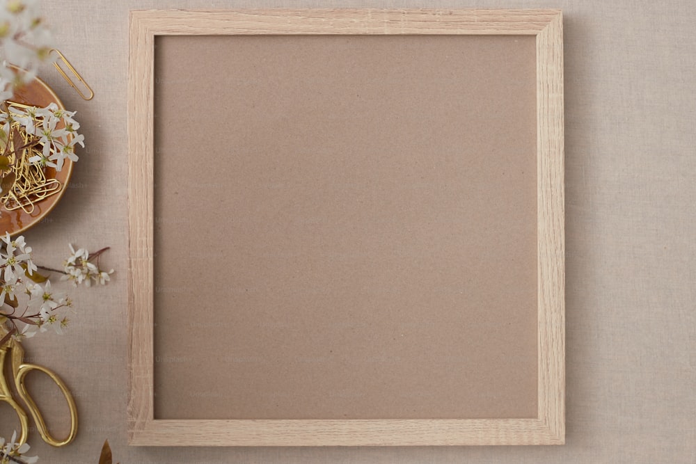 un cadre photo posé sur une table à côté d’une paire de ciseaux