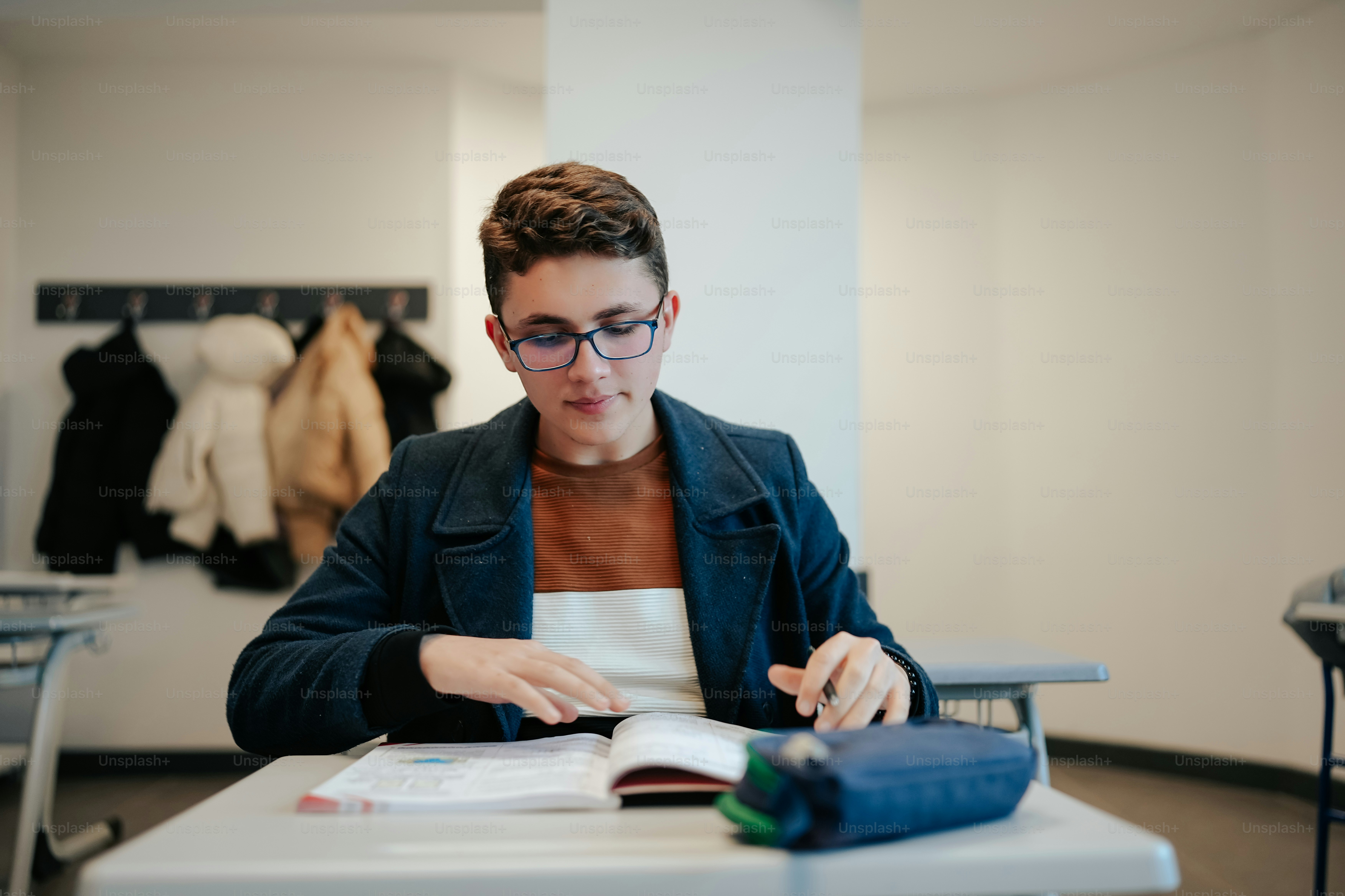 una persona seduta a un tavolo con un libro