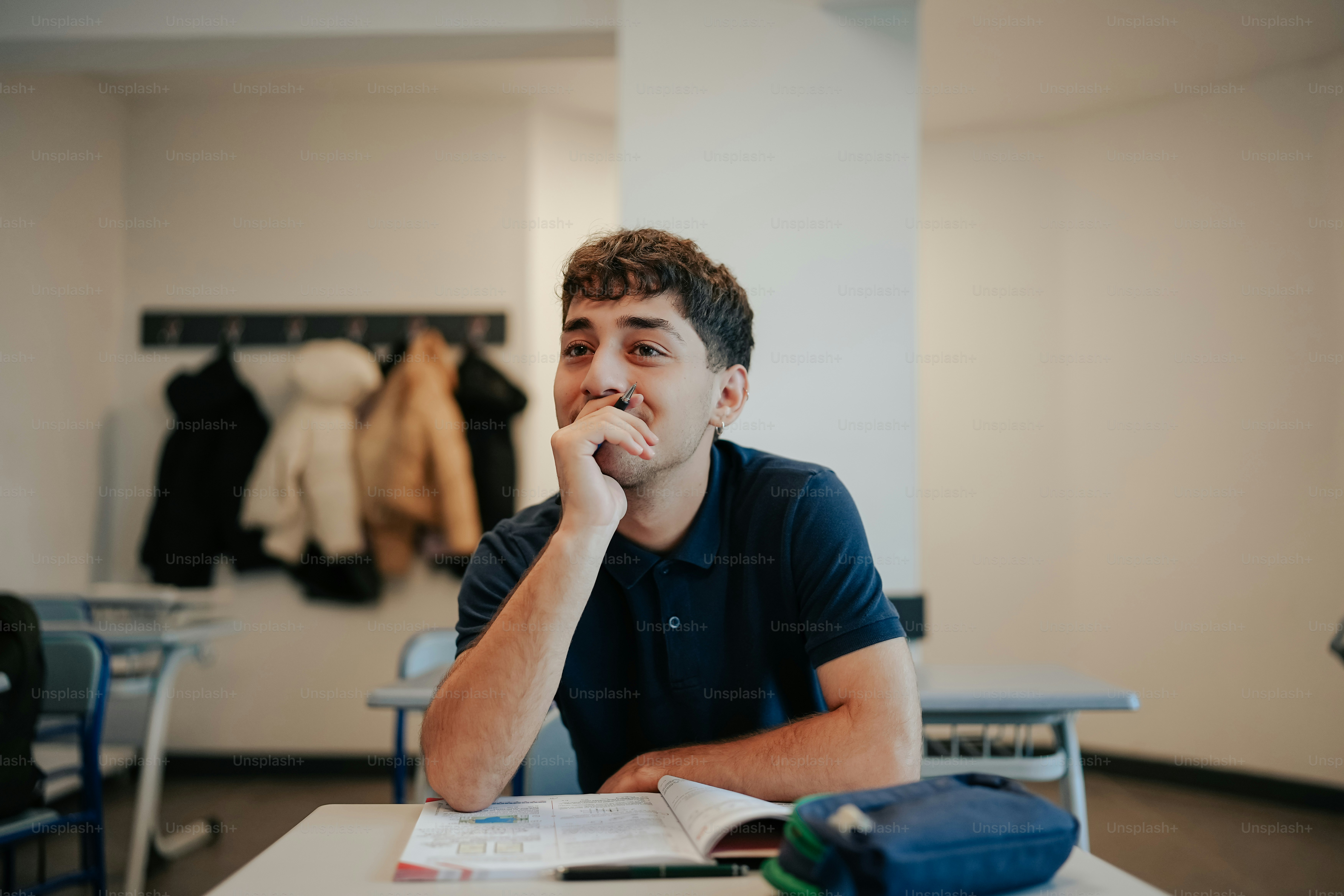 Un uomo seduto a un tavolo con un libro davanti a sé